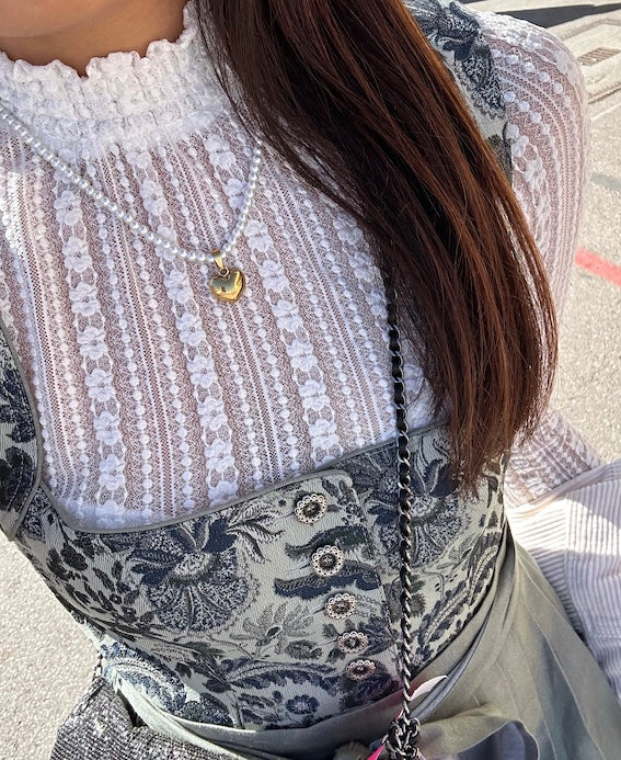Dirndl-Schmuck mit goldenem Herz auf Dirndbluse und Dirndl