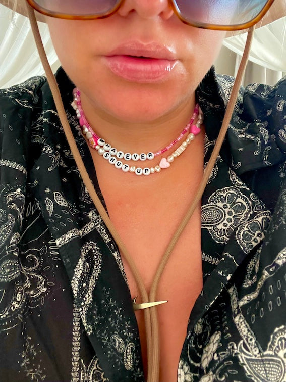 Selfie mit Ketten mit Schrift